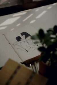 Desir Dessin minimaliste de deux corps enlacés, évoquant la tendresse, l’intimité et le lien.